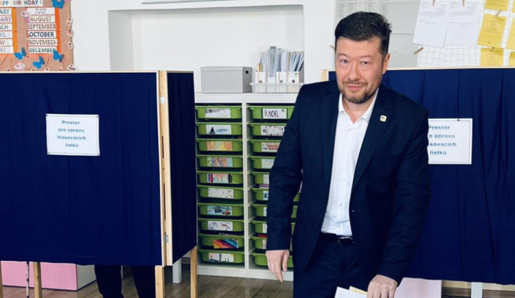 Odvoleno, radoval se Okamura. Omylem dal hlas TOP 09