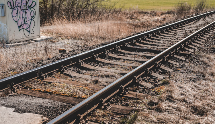 V Hradci Králové nákladní vlak srazil a usmrtil člověka