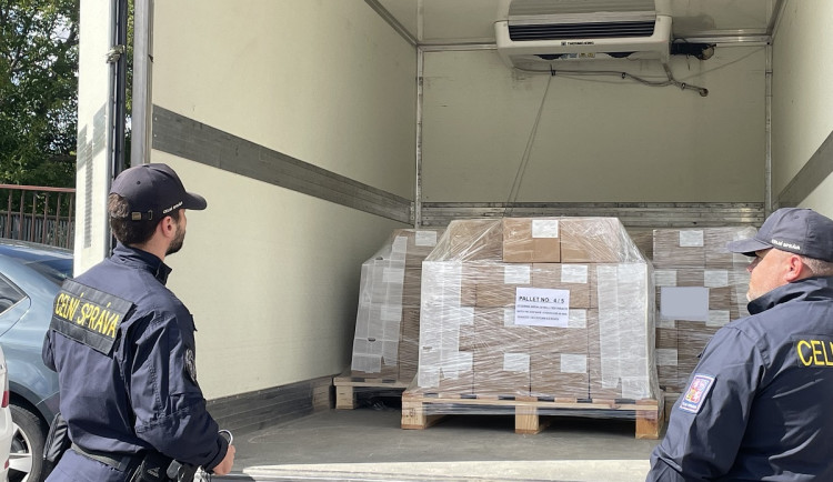 Cizinci nacpali do dodávky tunu léků. Tablety na drogy jim vzali celníci