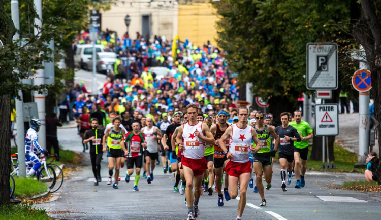 Hradcem prolétne půlmaraton, stovky běžců se chystají na start