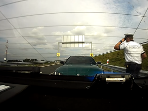 VIDEO: Řidič se po dálnici na Hradec řítil rychlostí 227 kilometrů v hodině. Na rok může přijít o papíry