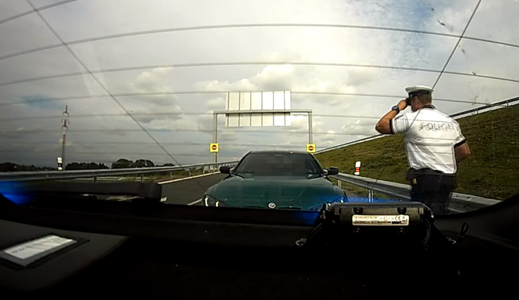 Řidič se po dálnici na Hradec řítil rychlostí 227 kilometrů v hodině. Na rok může přijít o papíry