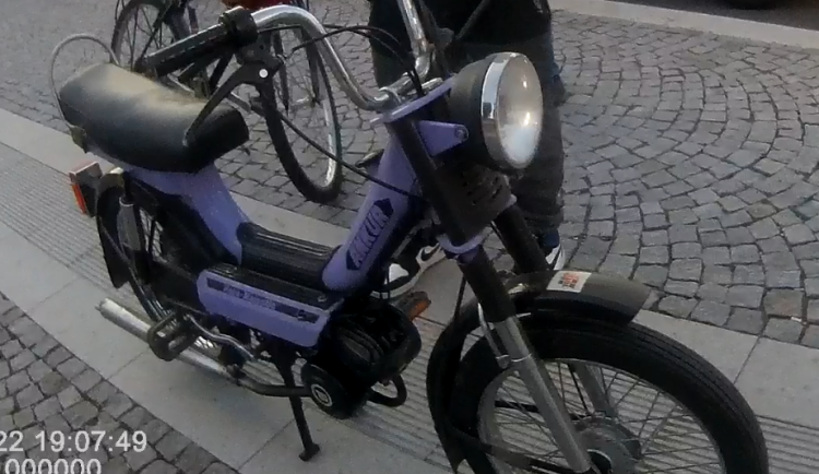 Majitel mopedu ani nestihl nahlásit jeho krádež. Dvojici zlodějů policisté zastavili na cestě z lupu