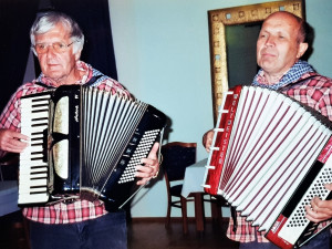 Miloš Jirman vpravo při hře na tahací harmoniku