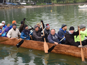 Ve vydlabaném člunu chtějí přeplout Egejské moře, test dopadl na jedničku