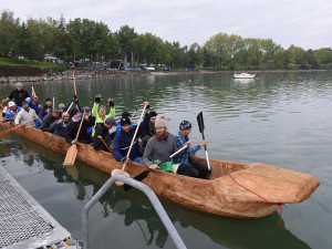 Ve vydlabaném člunu chtějí přeplout Egejské moře, test dopadl na jedničku