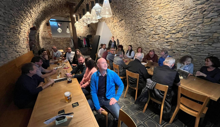 Volební štáb Hradeckého demokratického klubu v Hradci Králové.