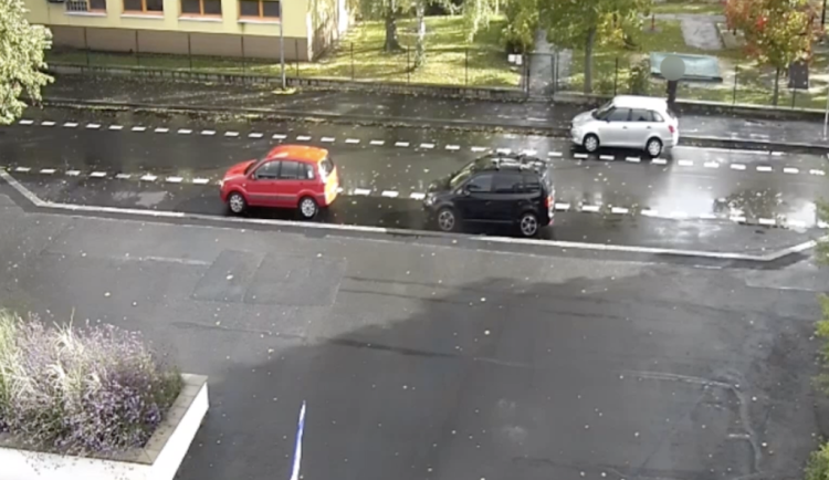 VIDEO: Muž vykrádal auta, policisté ho chytili při činu