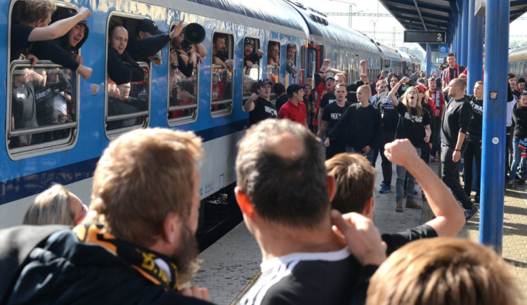 Z Hradce Králové vyrazí vlak plný fanoušků a hokejistů. Cílem je utkání CHL v Berlíně