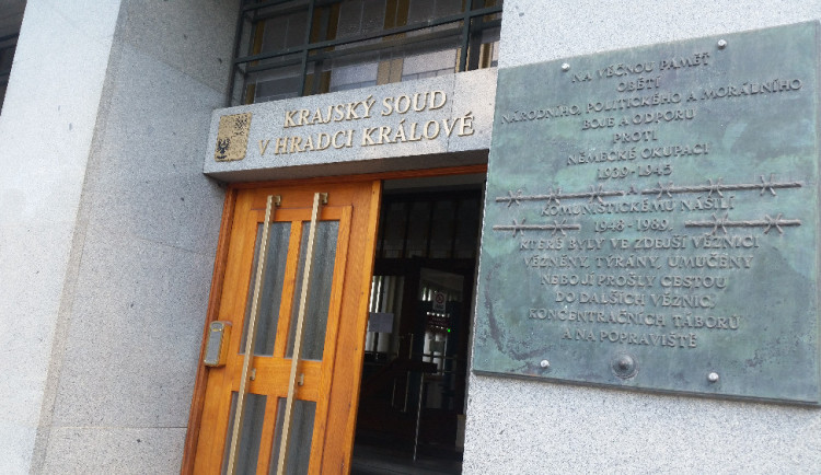 Odsouzení v kauze manipulace tendrů na nemocnici Náchod se odvolali