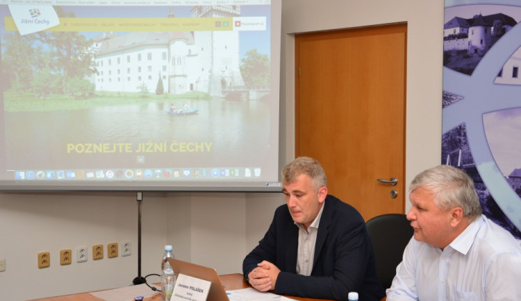 Vznikla kraji škoda kvůli vysokým odměnám? Nedorozumění, tvrdí bývalý ředitel centrály