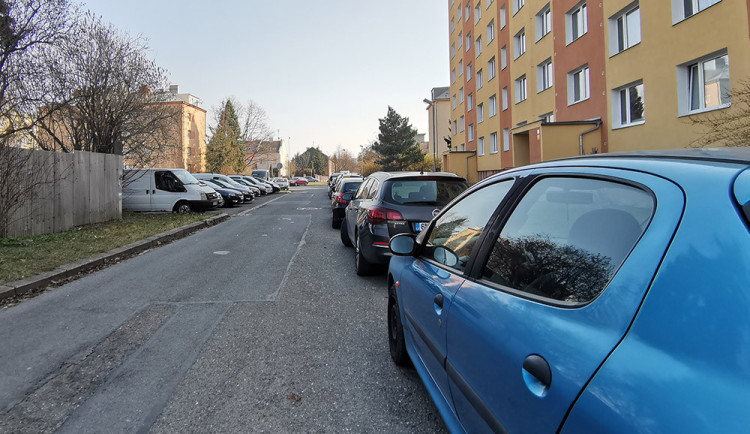 Lapka automechanik. Zloděj v Jaroměři krade katalyzátory ze zaparkovaných aut