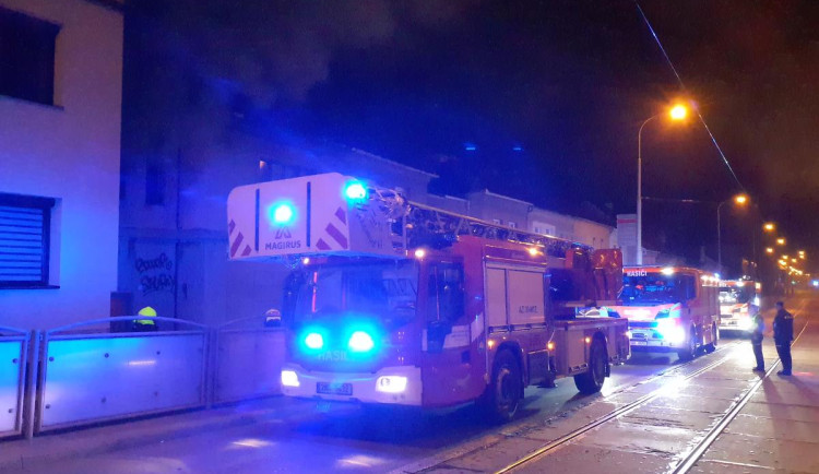 Z hořícího domu v Brně vynesli hasiči bezvládného seniora