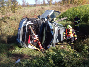 Vážná nehoda dvou aut na Náchodsku si vyžádala sedm zraněných. Na místo letěl vrtulník