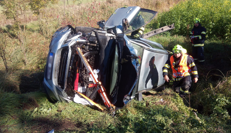 Vážná nehoda dvou aut na Náchodsku si vyžádala sedm zraněných. Na místo letěl vrtulník