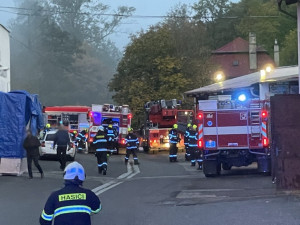 V Novém Městě nad Metují hořela tiskárna, na místo dorazily desítky hasičů