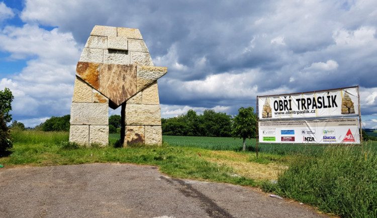 Kameníci tesají poslední kámen o tvaru čepice pro sochu obřího trpaslíka u Hořic