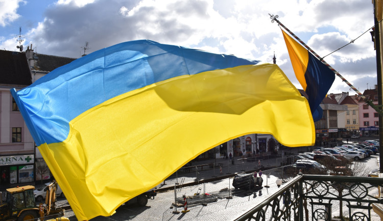 Na radnici visí vlajka města. Lidé si ji pletou s ukrajinskou