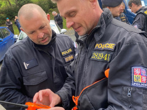 Během cvičného pátrání bylo třeba zahájit skutečné. V lese se ztratila houbařka