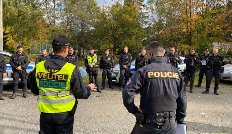 Během cvičného pátrání bylo třeba zahájit skutečné. V lese se ztratila houbařka