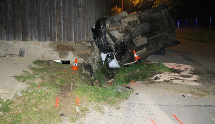 Při honičce zdrogovaný muž převrátil auto na bok. Z nemocnice zamíří rovnou do vězení