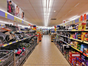 Nejdůležitější při nákupu potravin je pro Čechy cena, výrazně víc než loni