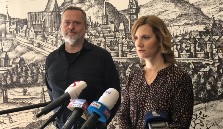 Koaliční smlouvu v Brně podepsalo šest stran. Piráti šli do opozice