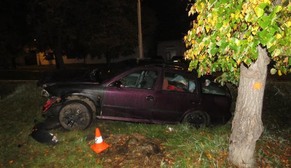 Vůz opilého řidiče po nárazu do mostku