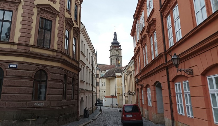 Strany v Hradci dohodu o pětikoalici v pondělí nepodepíšou, budou dál jednat