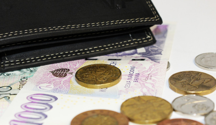 Seniorka upadla do bezvědomí. Kolemjdoucí žena ji okradla