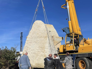 Stavba obřího pískovcového trpaslíka u Hořic je po 27 letech hotová