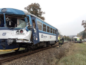 Čtyři lidé se zranili po srážce vlaku s autobusem ve Vrchlabí. Provoz na trati i na silnici je zastaven