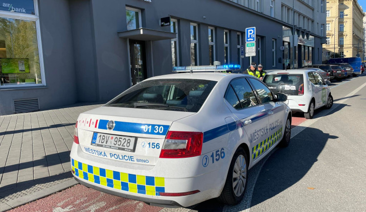 Nevím, proč to dělám, vysvětloval extravagantně oblečený muž v Brně kopání do skútru