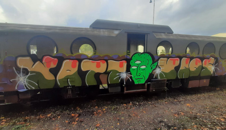 Vlak, který jezdil Českou Kanadou, někdo posprejoval