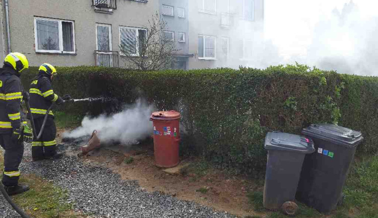 Lidé házejí popel do popelnic, zlobí se jihomoravští hasiči