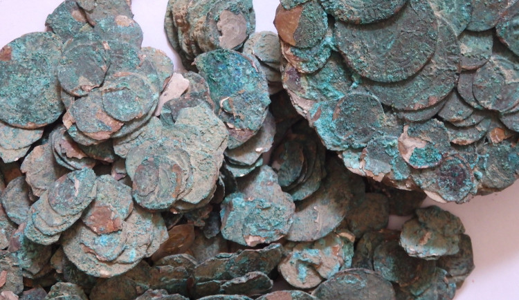 Ze země se začaly sypat zelené mince. Nálezce pokladu dostane 100 tisíc korun