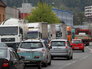 Hraniční přechod do Polska Náchod - Běloves ucpala auta mířící za nákupy