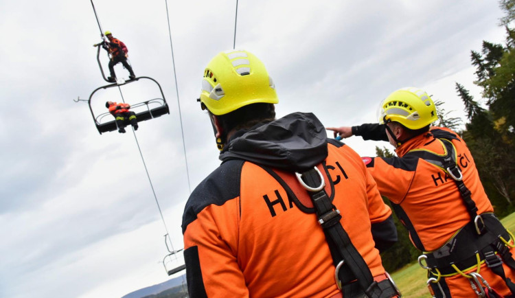 Hasiči na Zadově cvičili záchranu 16 lidí z lanovky