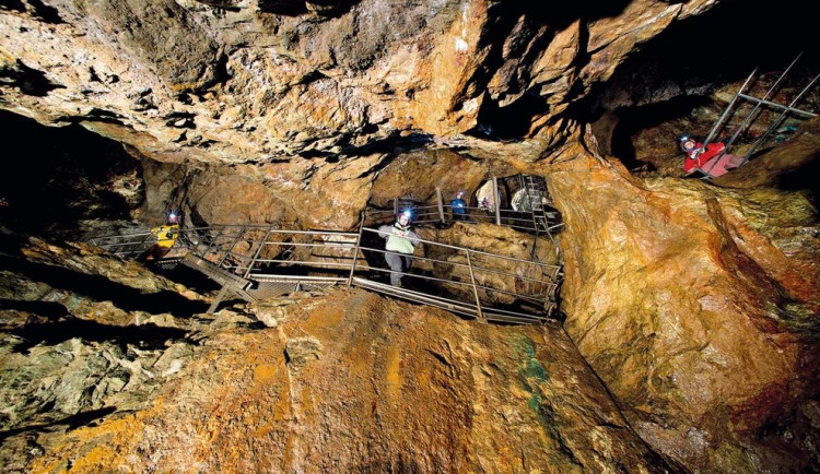 Hlavní práce v nitru Sněžky skončily. Ve štole Prokop stavbaři montují žebříky