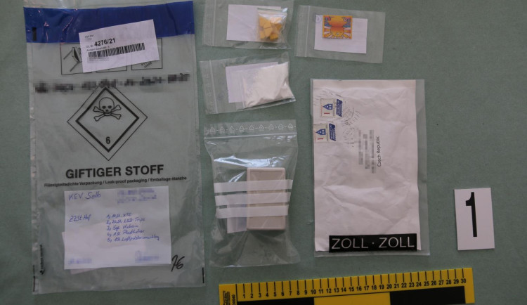 Přes Darknet si z Nizozemska objednával drogy. Česká pošta mu doručila LSD i kokain