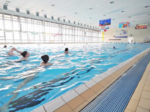 Lázně a bazén v Hradci chystají zdražení a zvažují omezení části služeb