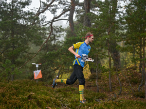 Orientační běžci v pískovcových skalních městech — neztratili se
