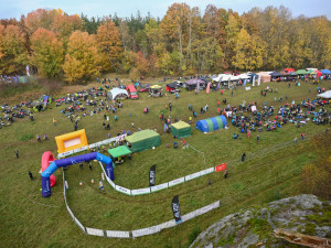 Orientační běžci v pískovcových skalních městech — neztratili se