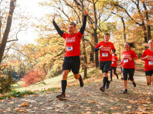 Orientační běžci v pískovcových skalních městech — neztratili se