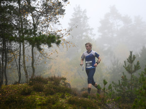 Orientační běžci v pískovcových skalních městech — neztratili se