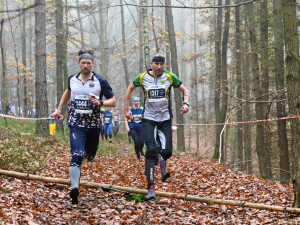 Orientační běžci v pískovcových skalních městech — neztratili se