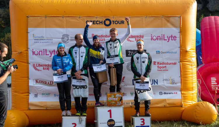 Orientační běžci v pískovcových skalních městech — neztratili se