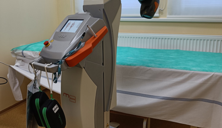 Nemocnice v Trutnově používá speciální laser. Zkracuje dobu léčby a pomáhá s covidem