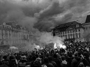 Nezapomenu na doktora, jak dceři pacienta oznamuje, že nemá smysl tatínka dál udržovat na přístrojích, říká režisér Klusák