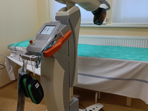 Nemocnice v Trutnově používá speciální laser. Zkracuje dobu léčby a pomáhá s covidem